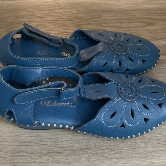 Woman’s shoes - Picture 2 of 2